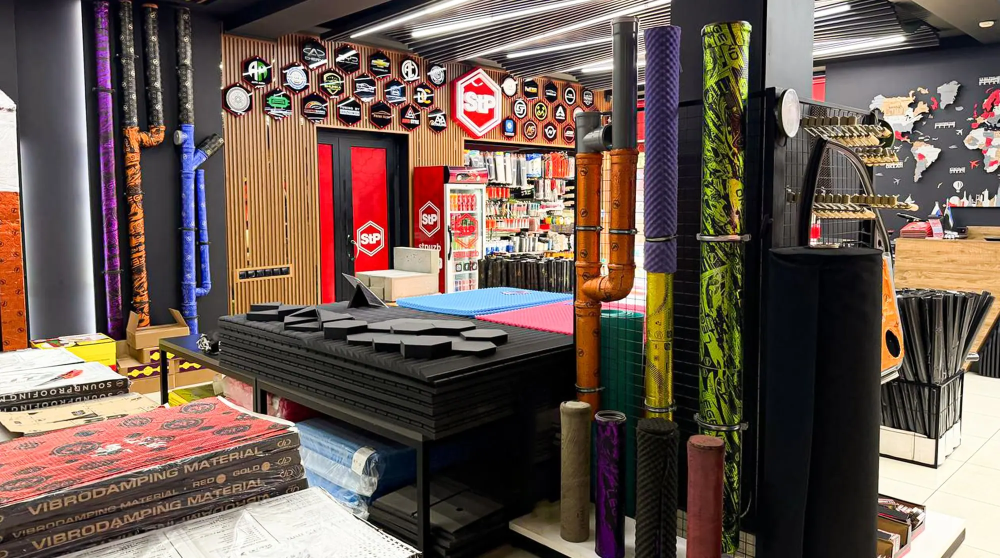 Cutting table with material rolls and acoustic foam in the showroom